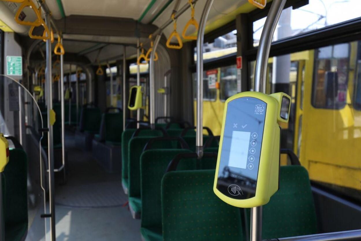 Е-квиток вже у Львові: в трамваях встановили перші валідатори