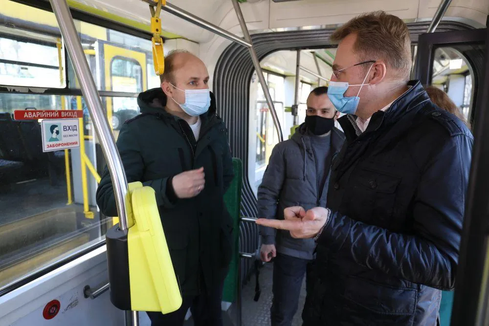 Е-квиток вже у Львові: в трамваях встановили перші валідатори Е-квиток вже у Львові: в трамваях встановили перші валідатори