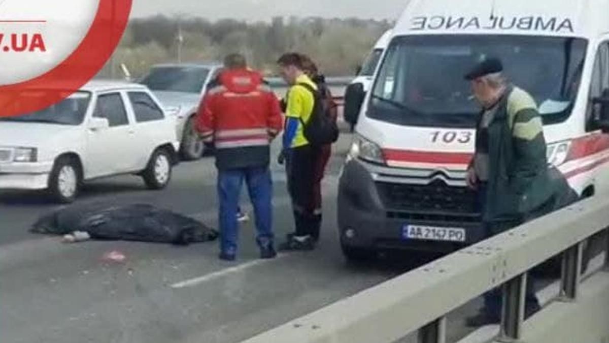 В Киеве Северного моста упал молодой человек