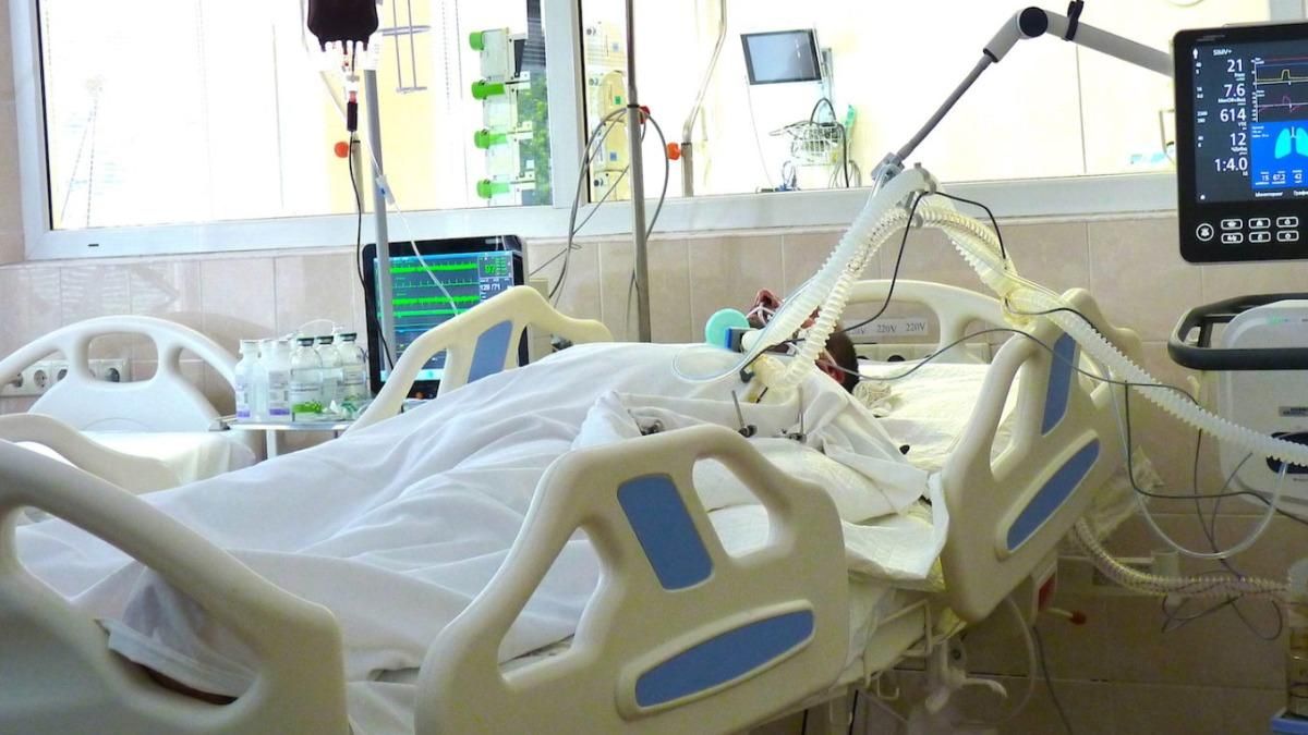 У Дніпрі рятують пораненого під Красногорівкою військового У Дніпрі рятують пораненого під Красногорівкою військового