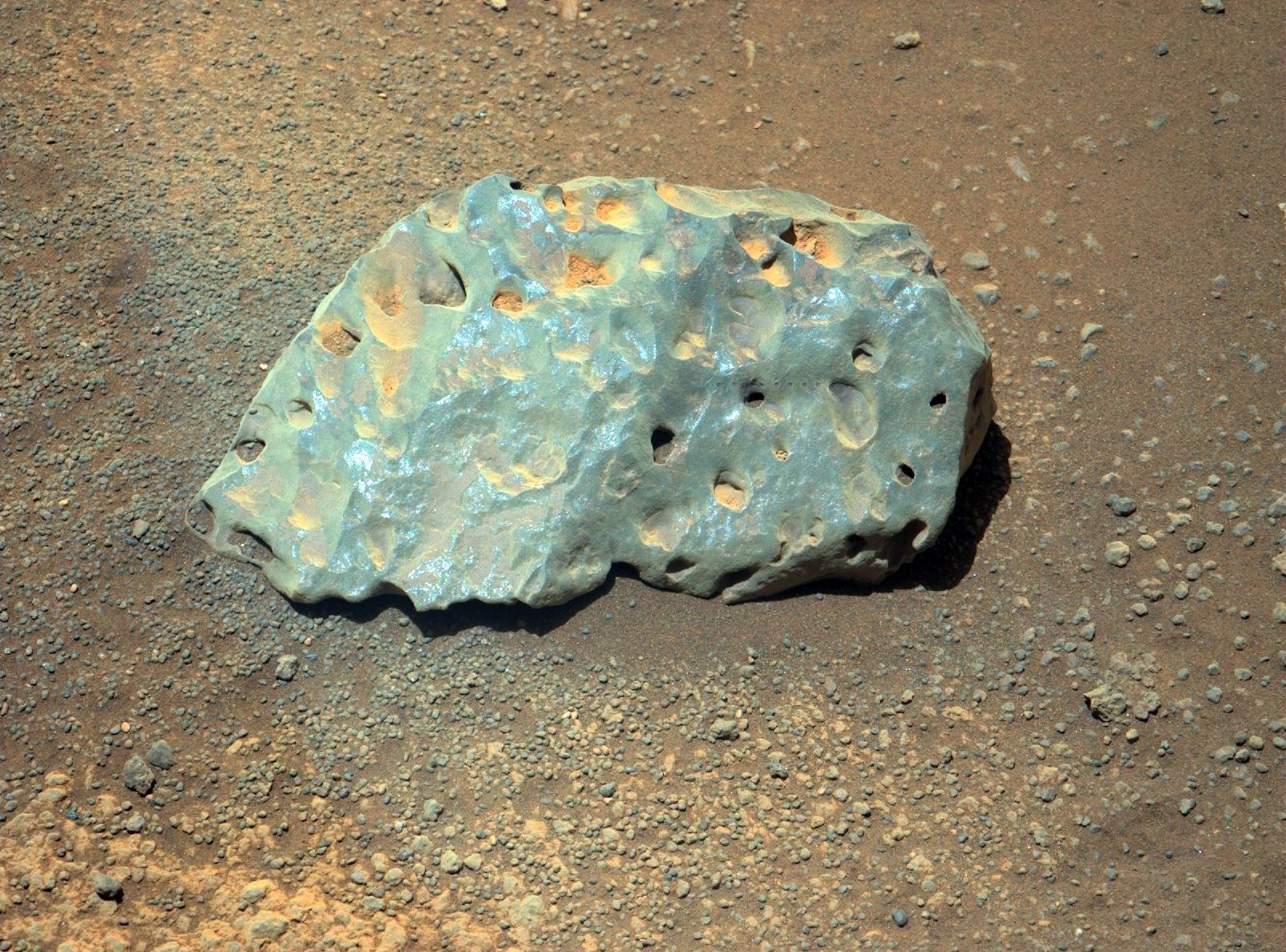 Ровер Perseverance обнаружил на Марсе загадочный зеленый камень с дырками