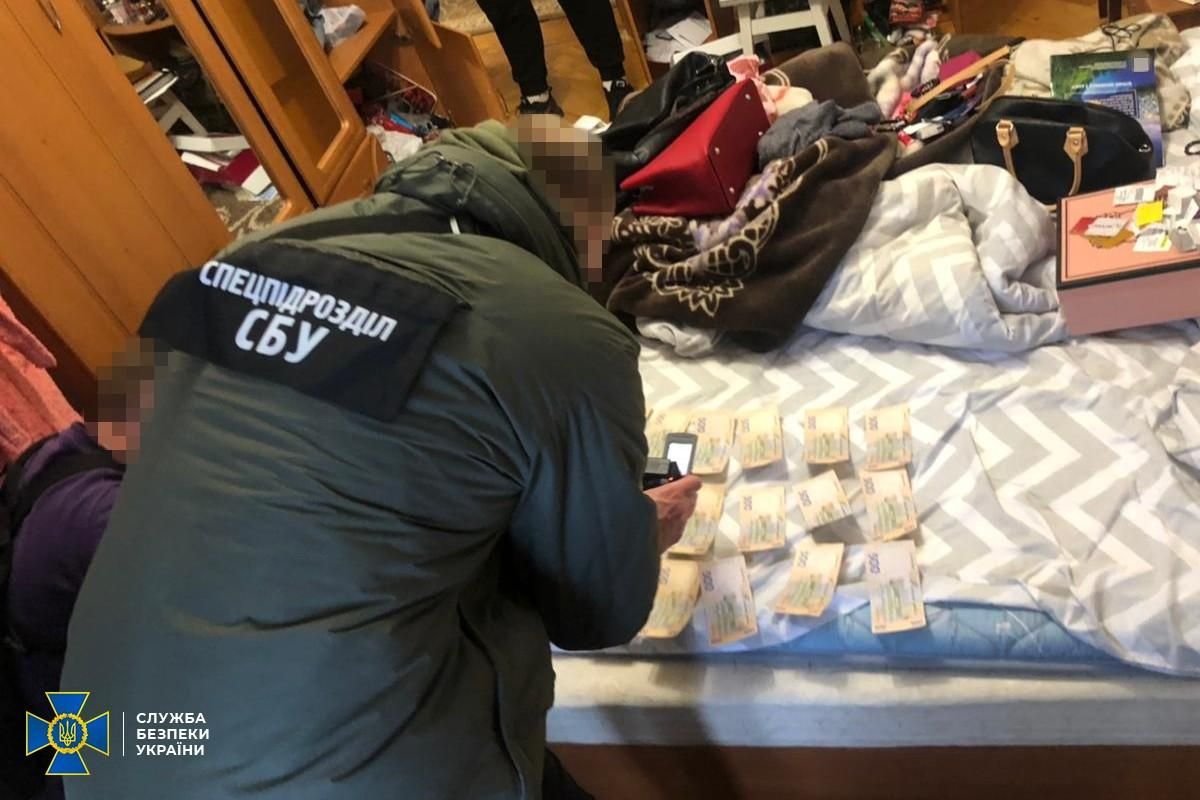 СБУ викрила банду, яка підробляла документи та збувала фальшиві євро СБУ викрила банду, яка підробляла документи та збувала фальшиві євро