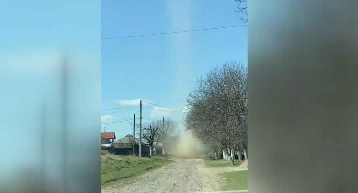 В Черновицкой области пронесся смерч 5 апреля 2021: видео В Черновицкой области пронесся смерч 5 апреля 2021: видео