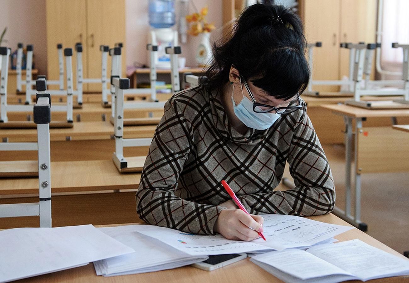 Сколько учеников и учителей во Львове болеют коронавирусом: статистика