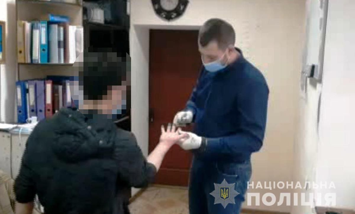 На Одещині хлопець пограбував дівчину, погрожуючи розбитою пляшкою