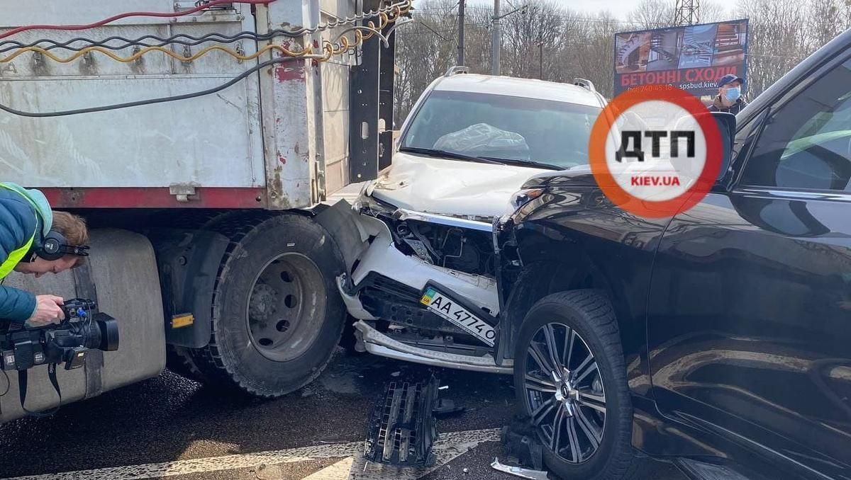 Під Києвом позашляховик іноземного дипломата спровокував ДТП Під Києвом позашляховик іноземного дипломата спровокував ДТП