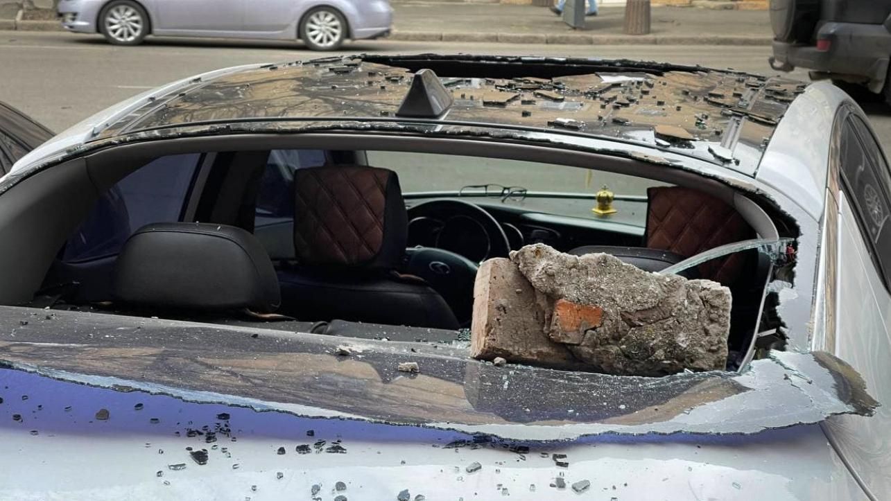 В Одессе кирпичи старого кинотеатра упали на автомобили: фото