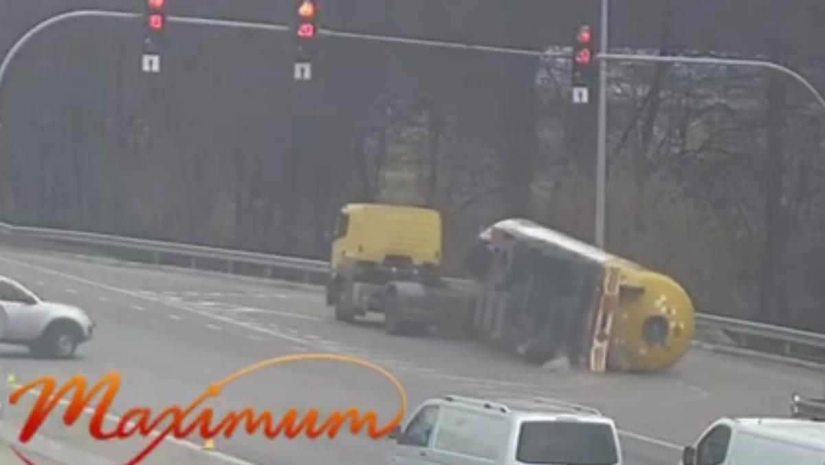 Под Киевом перевернулся бензовоз Под Киевом перевернулся бензовоз