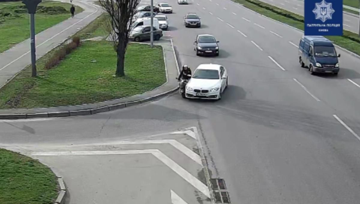 На Дніпровській набережній у Києві легковик зніс кур'єра Glovo На Дніпровській набережній у Києві легковик зніс кур'єра Glovo