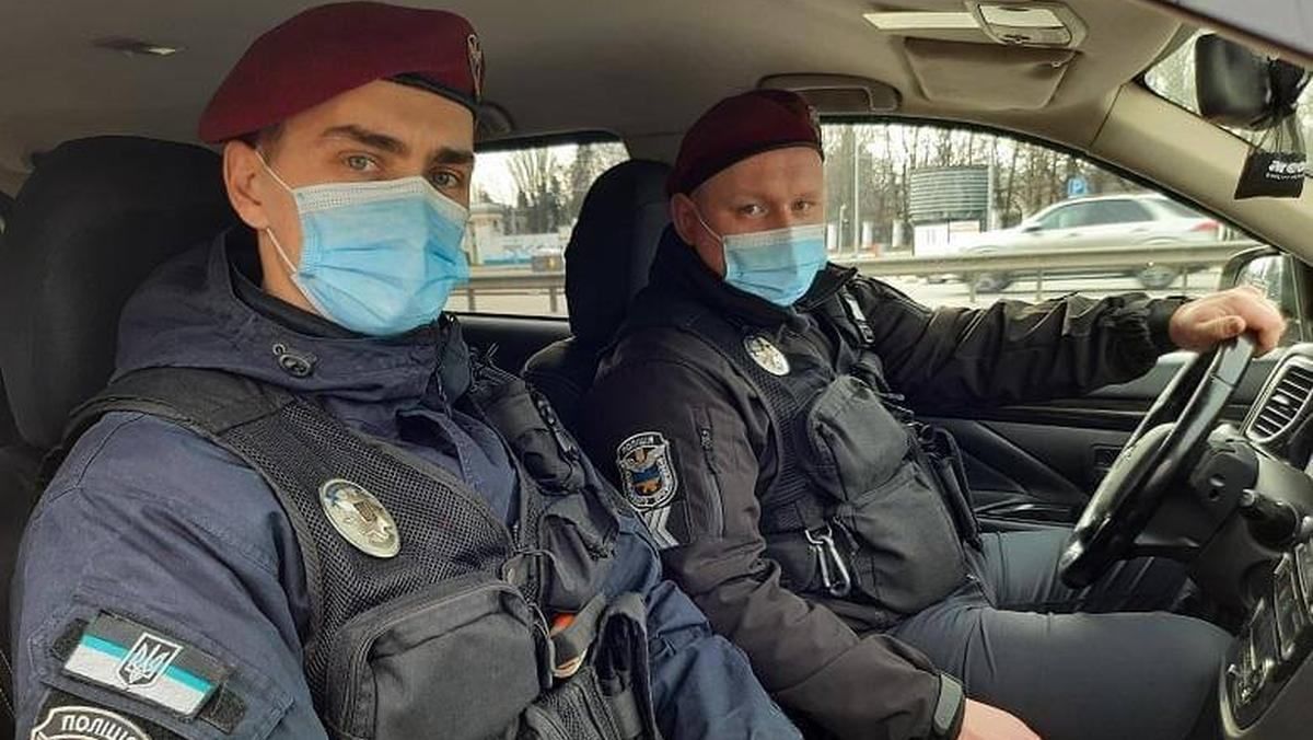 Поліцейські відвезли хірурга до лікарні Вишгорода на операцію дитини
