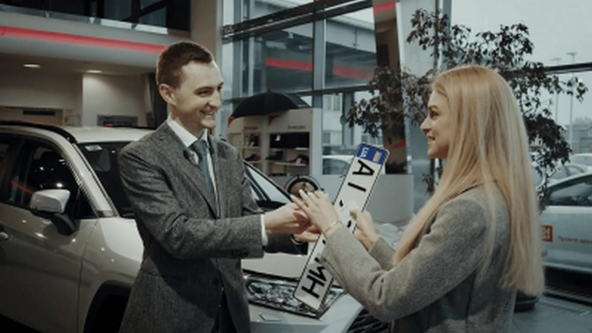 В Україні дозволили реєструвати автомобілі в автосалонах В Україні дозволили реєструвати автомобілі в автосалонах
