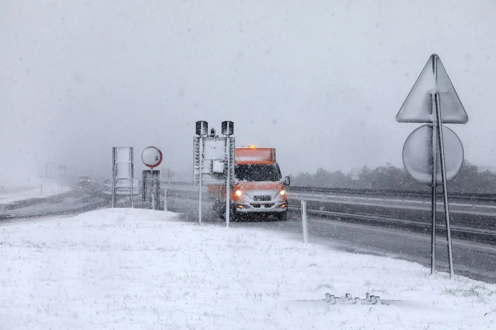 Хорватія сніг квітень