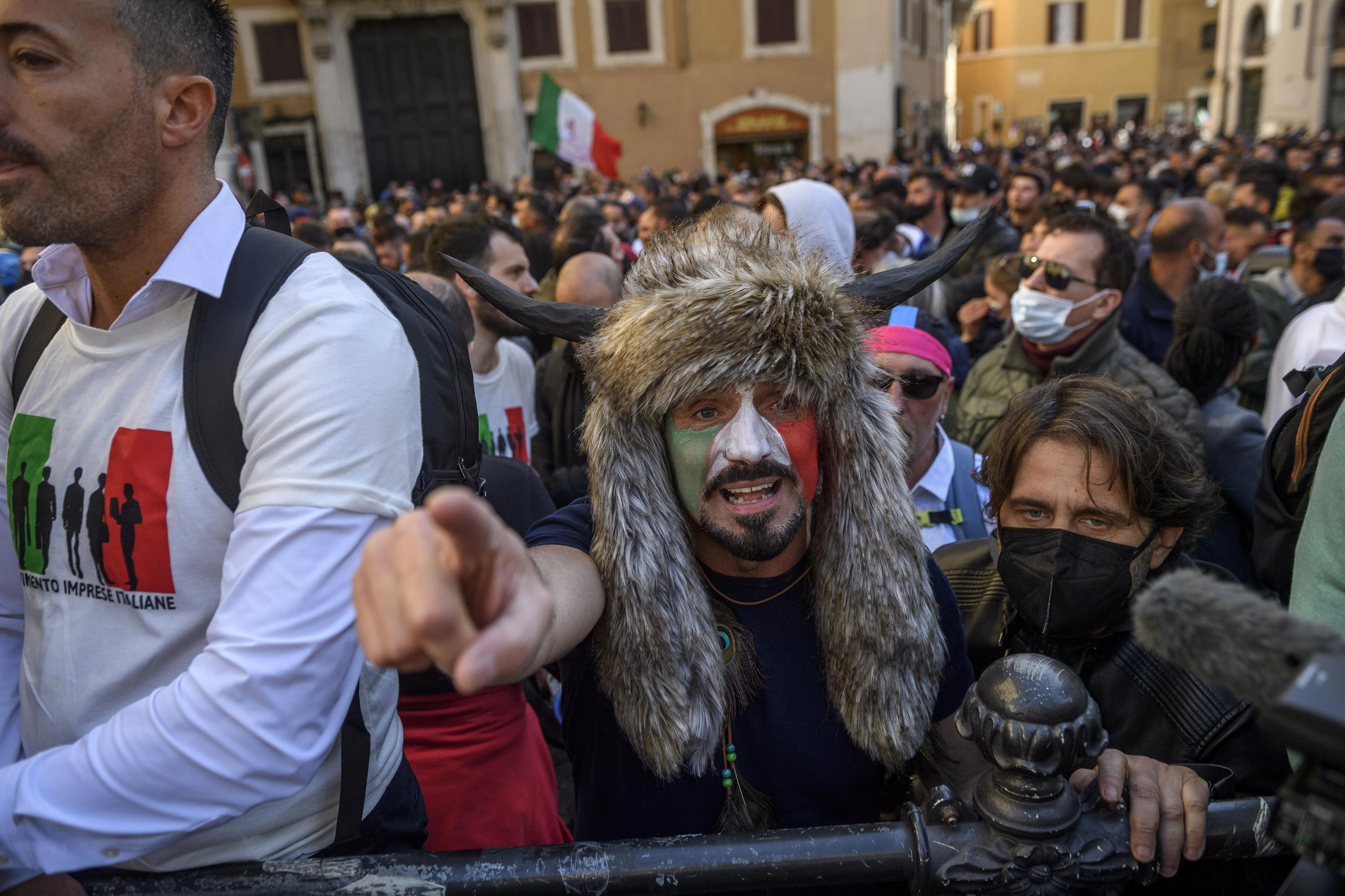 Один из митингующих напоминал участника штурма Капитолия в США/Getty Один из митингующих напоминал участника штурма Капитолия в США/Getty