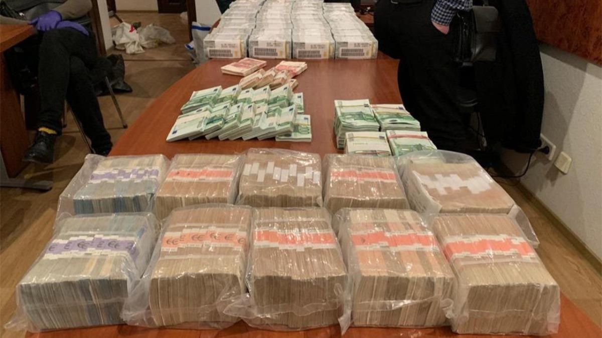 Мільйони доларів, сотні тисяч євро: у брата Вовка знайшли готівку Мільйони доларів, сотні тисяч євро: у брата Вовка знайшли готівку