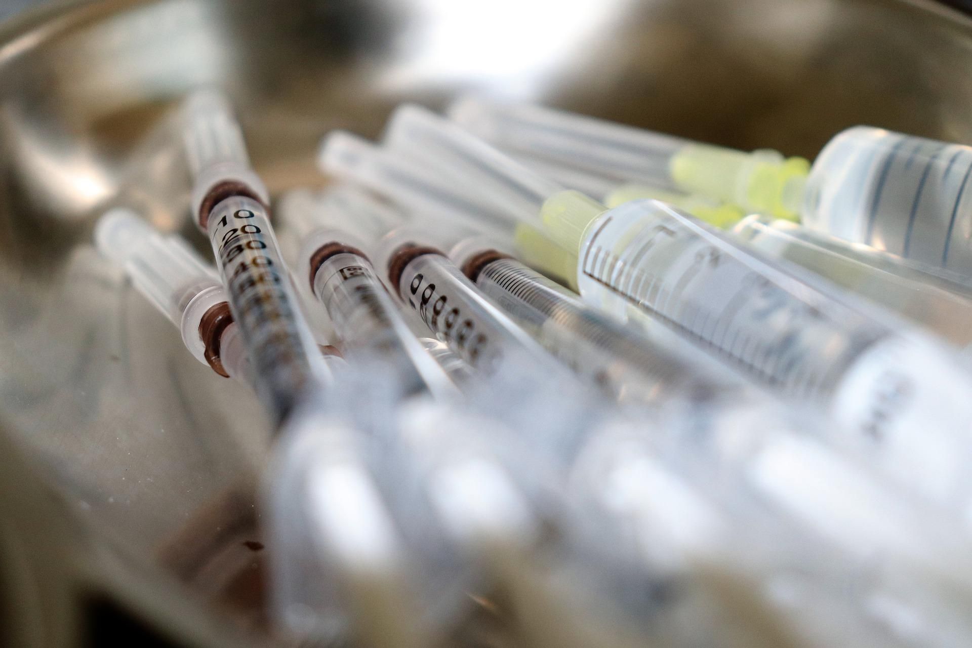 Київ хоче напряму закуповувати вакцини від ковіду