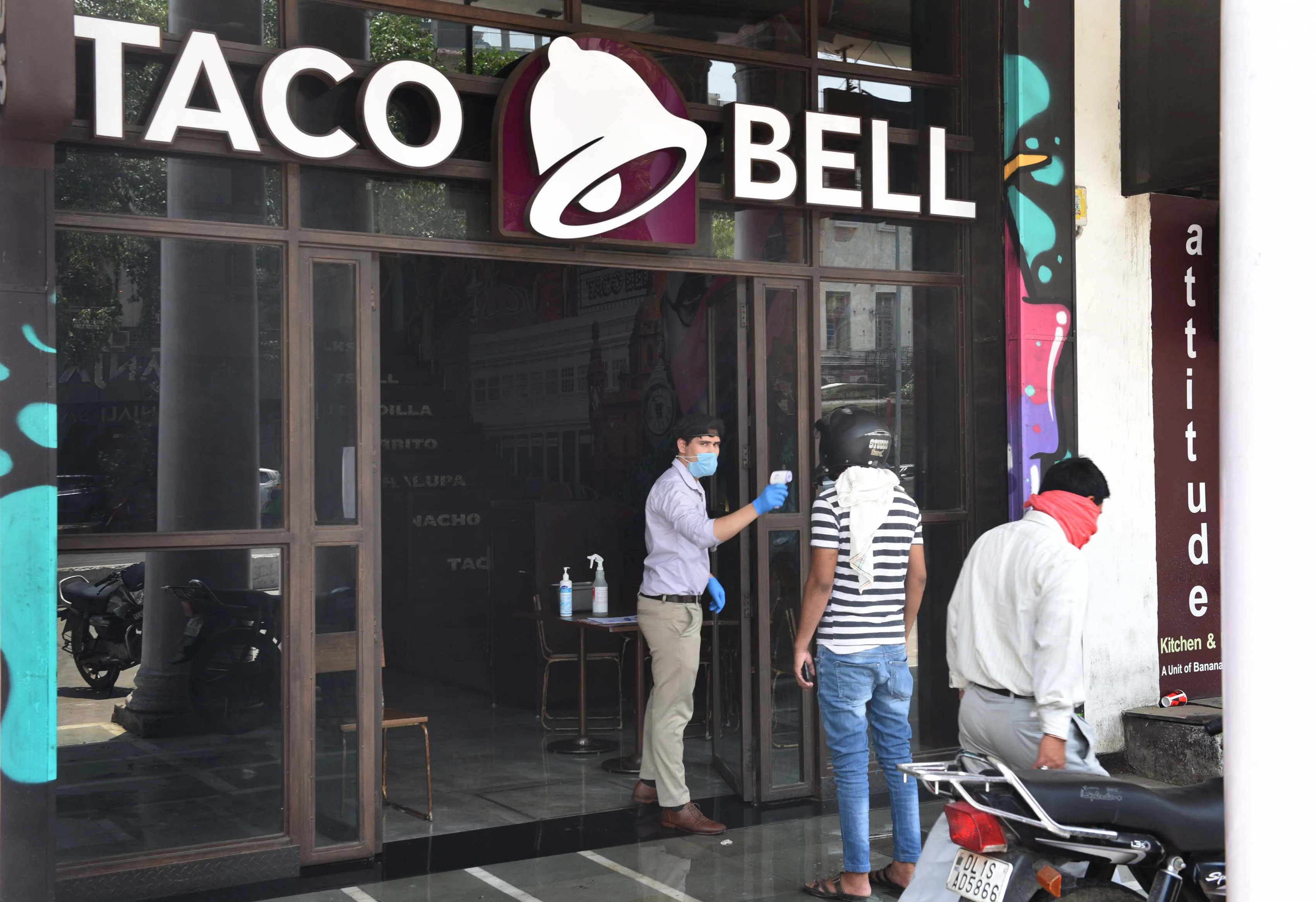 Під час співбесід будуть стежити за дистанцією і носити маски/Getty Під час співбесід будуть стежити за дистанцією і носити маски/Getty