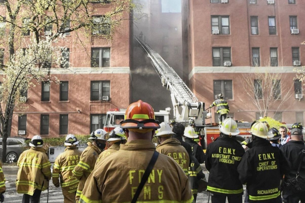 В Нью-Йорке произошел пожар в многоэтажке: 240 человек эвакуировали В Нью-Йорке произошел пожар в многоэтажке: 240 человек эвакуировали