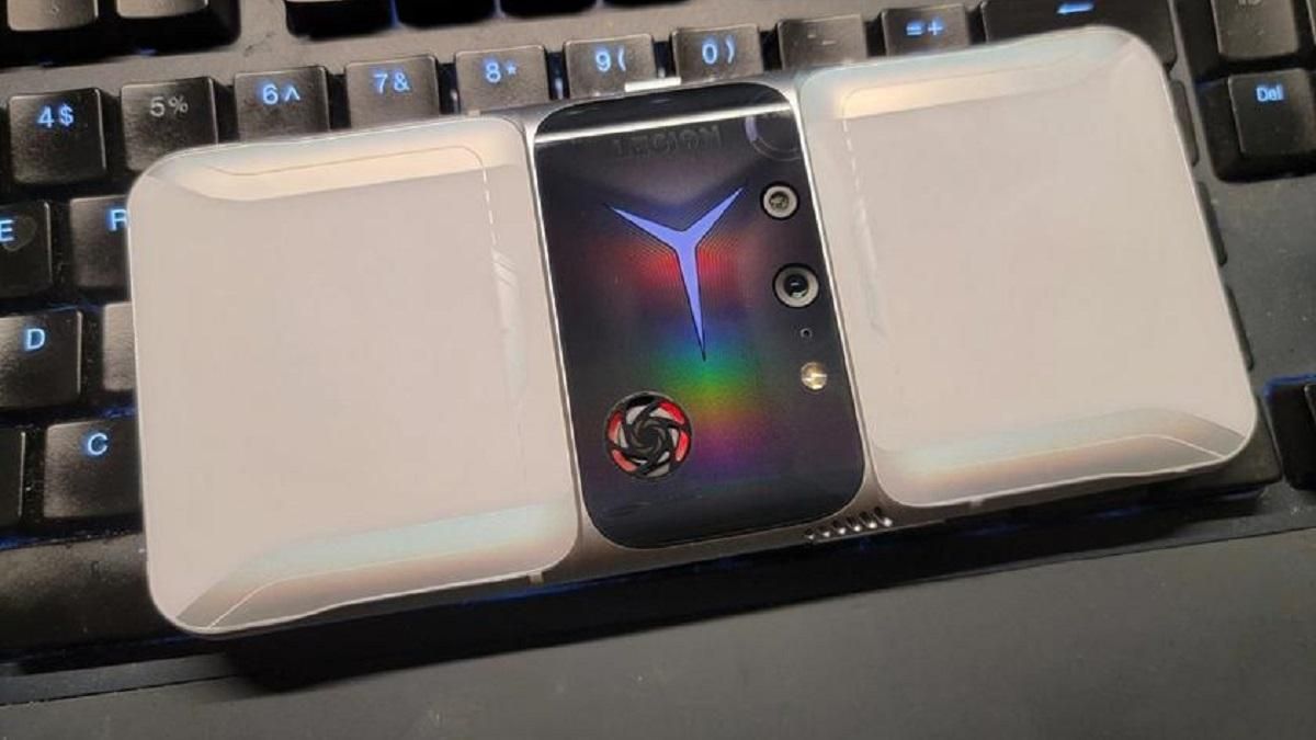 Игровой смартфон Lenovo Legion 2 Pro показался на "живых" фото к презентации Игровой смартфон Lenovo Legion 2 Pro показался на "живых" фото к презентации