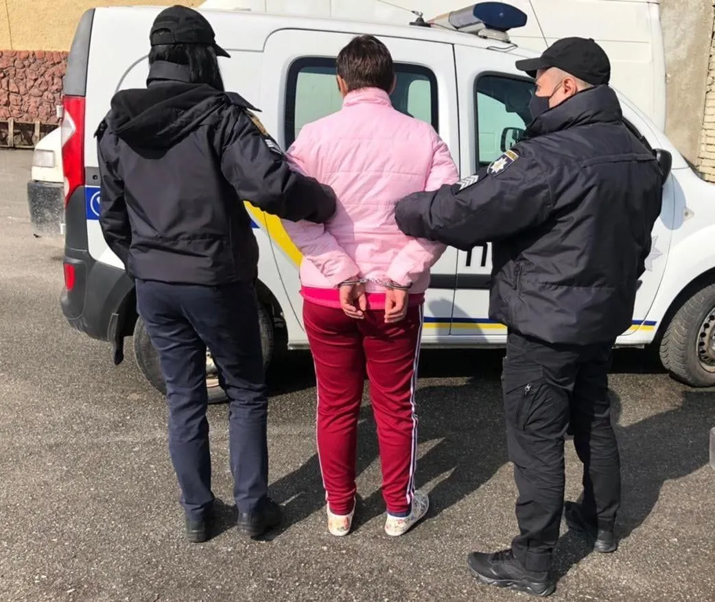 Вибивала гроші цеглою: на Львівщині жінка жорстоко побила та пограбувала пенсіонера – фото Вибивала гроші цеглою: на Львівщині жінка жорстоко побила та пограбувала пенсіонера – фото