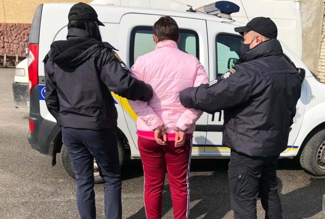 Вышибала деньги кирпичом: во Львовской женщина жестоко избила и ограбила пенсионера - фото 