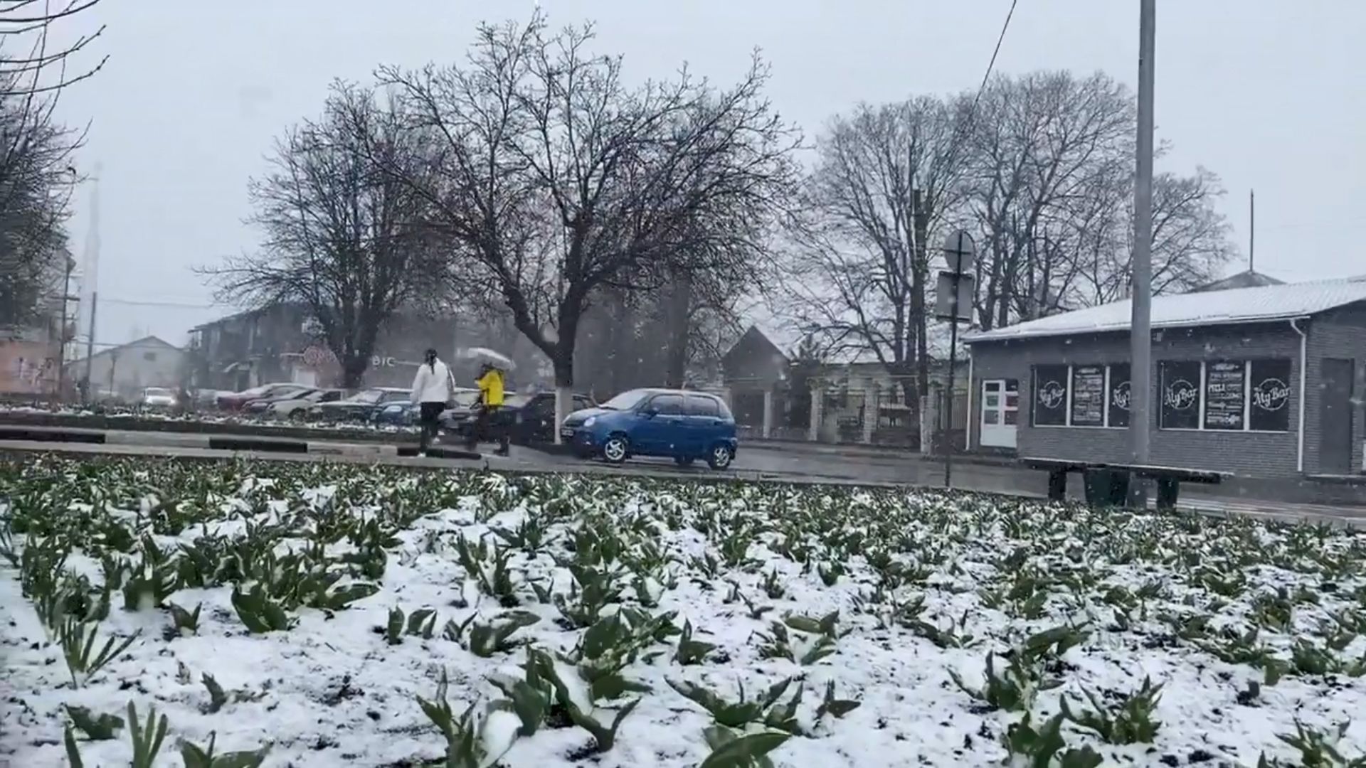 В Подільську на Одещині 07.04.2021 почав падати сніг: відео 