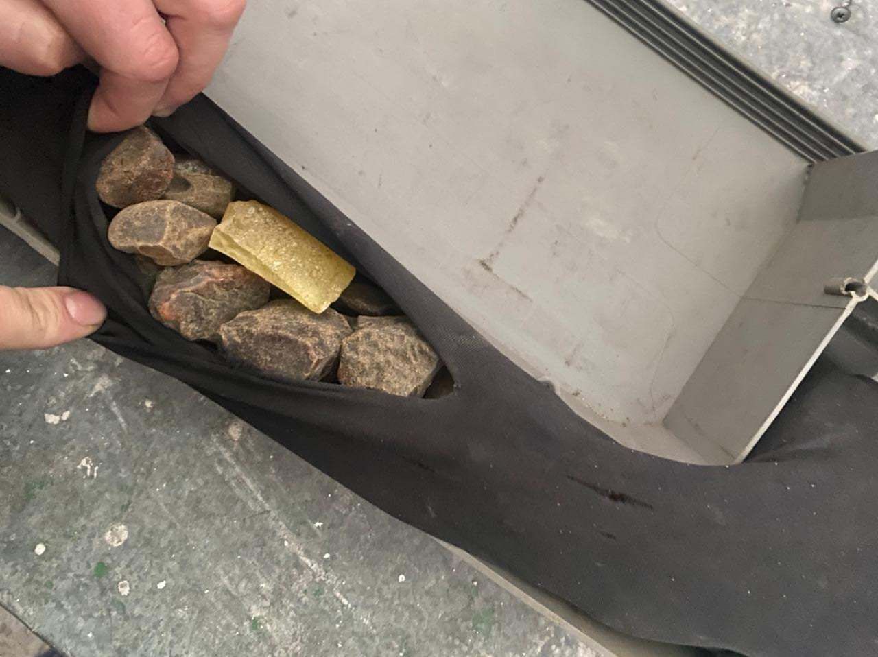 Львовские таможенники нашли драгоценные камни в женских чулках: фото и видео Львовские таможенники нашли драгоценные камни в женских чулках: фото и видео