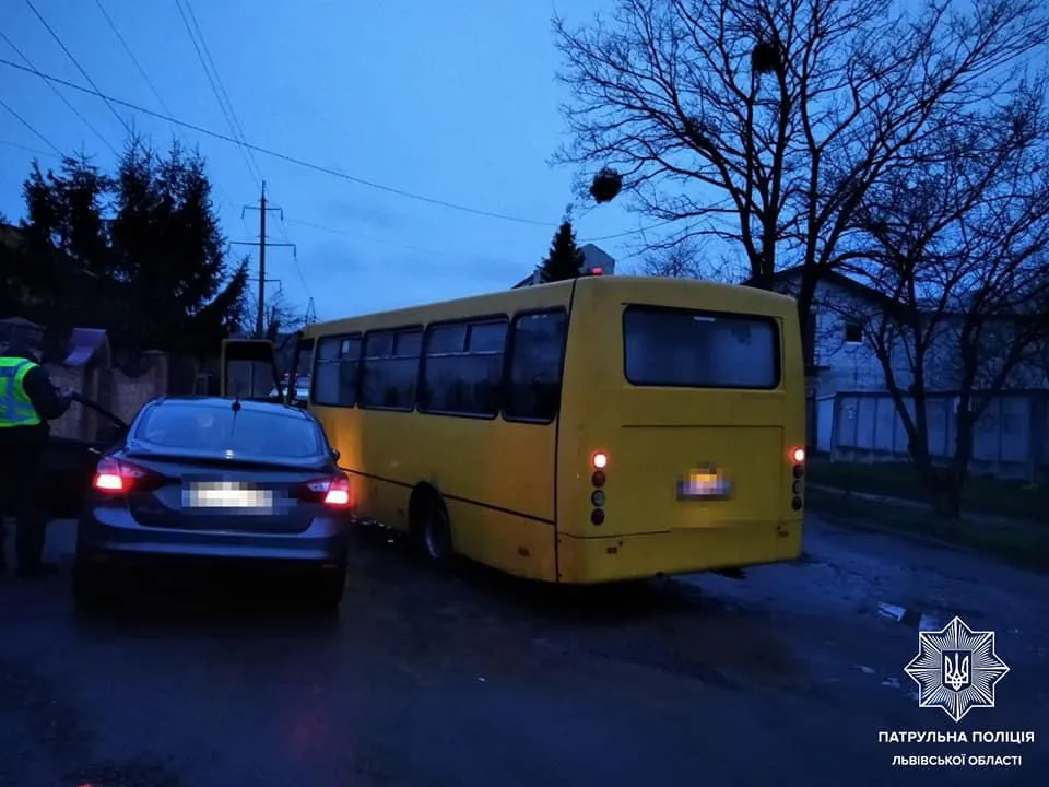 Сів за кермо під метадоном: у Львові водій маршрутки затримав неадекватного чоловіка – фото