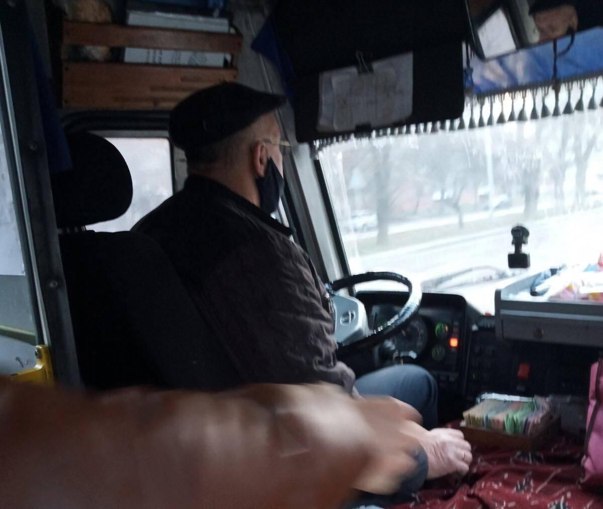 Кричал и называл свиньей: на Львовщине водитель маршрутки отказался везти АТОвца - фото 