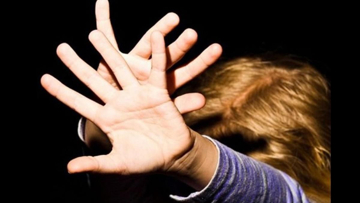 На Донеччині школярки побили 14-річну та зняли її приниження на відео На Донеччині школярки побили 14-річну та зняли її приниження на відео