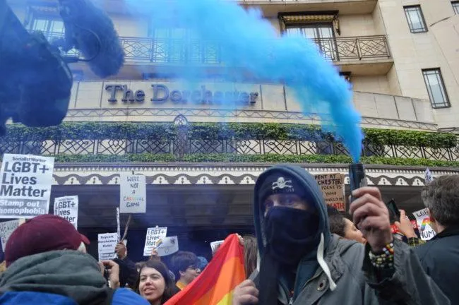 Активісти пікетують готель у Лондоні Активісти пікетують готель у Лондоні