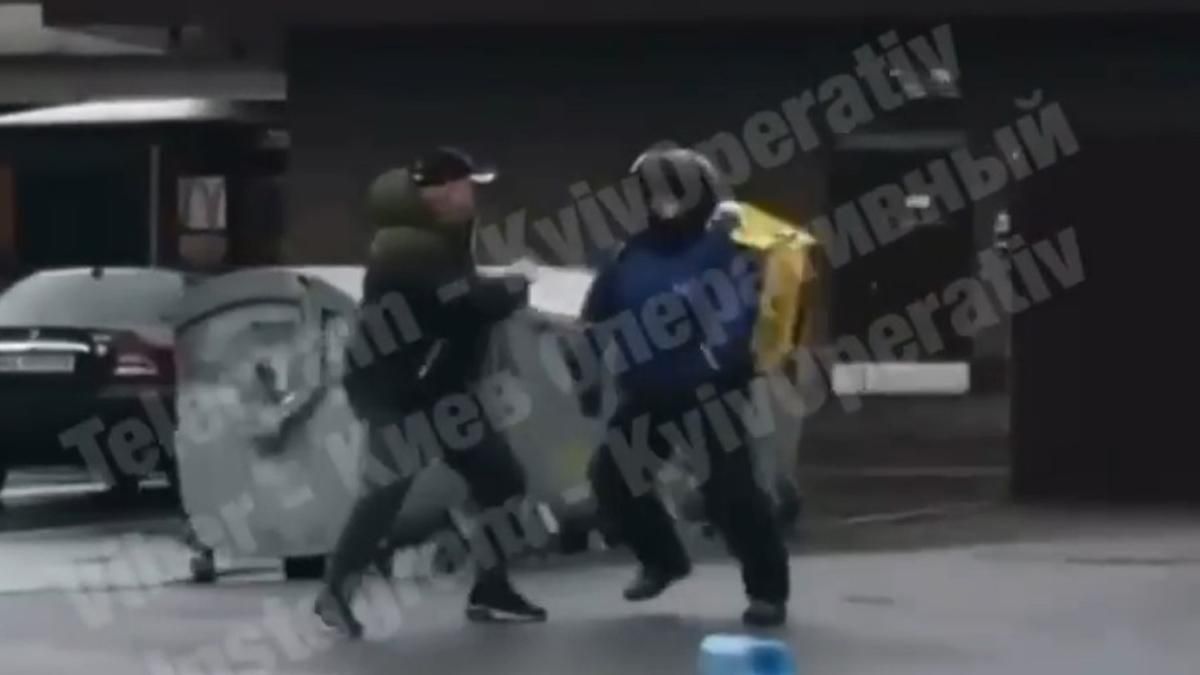 У Києві кур’єр Glovo побився з перехожим: відео У Києві кур’єр Glovo побився з перехожим: відео