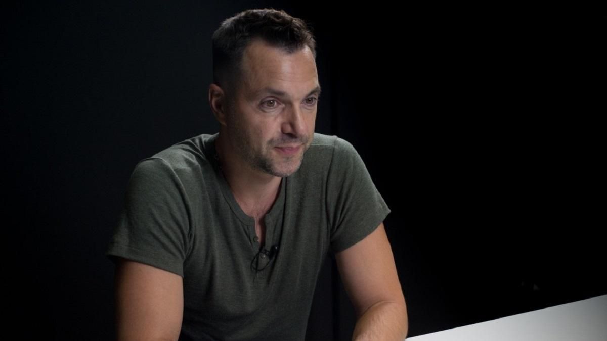 Дитина на Донбасі загинула від пристрою у дворі, – Арестович Дитина на Донбасі загинула від пристрою у дворі, – Арестович