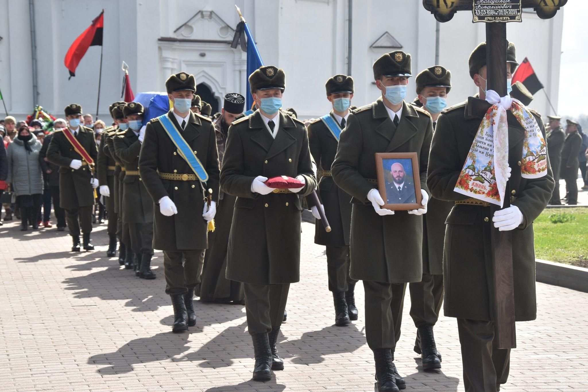 У Чернігові попрощалися із загиблим на Донбасі Володимиром Шпаком