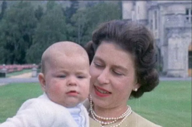 Елизавета II с сыном Елизавета II с сыном