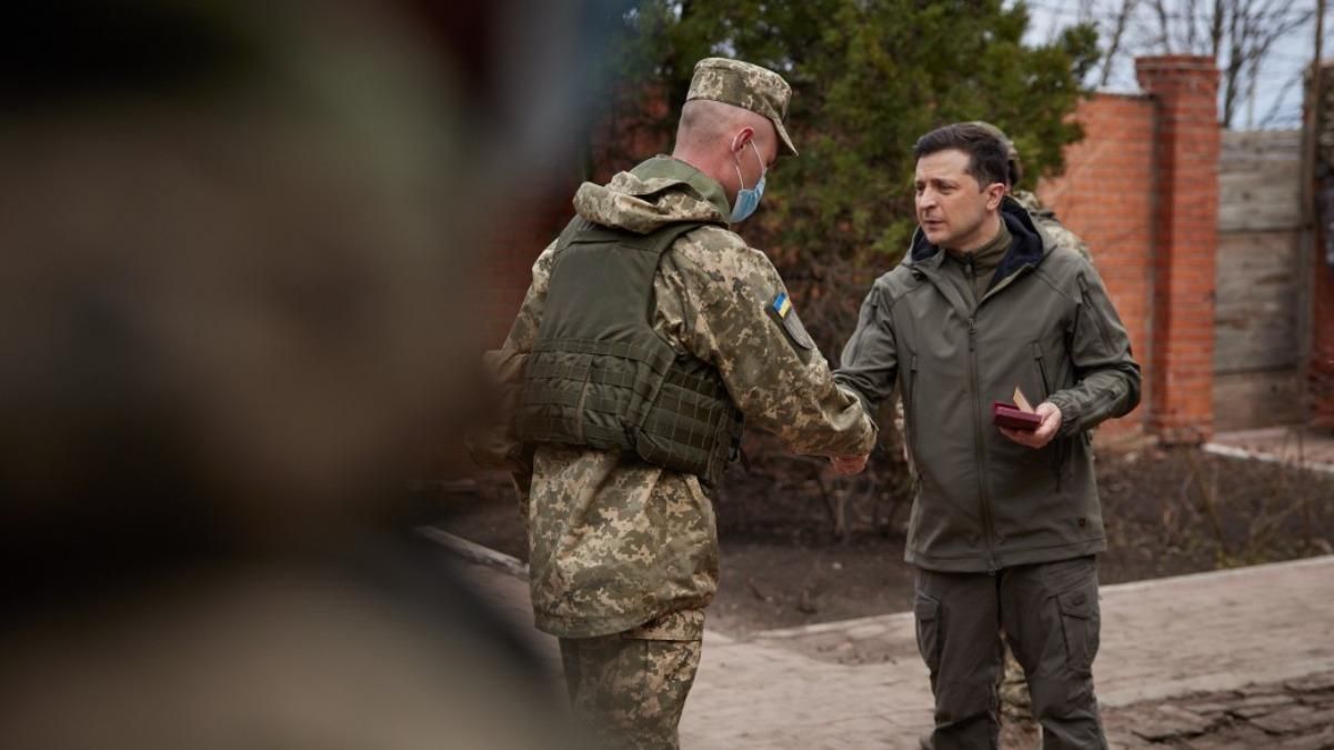 Зеленський: Влада не ховається в кабінетах, а перебуває там, де герої Зеленський: Влада не ховається в кабінетах, а перебуває там, де герої