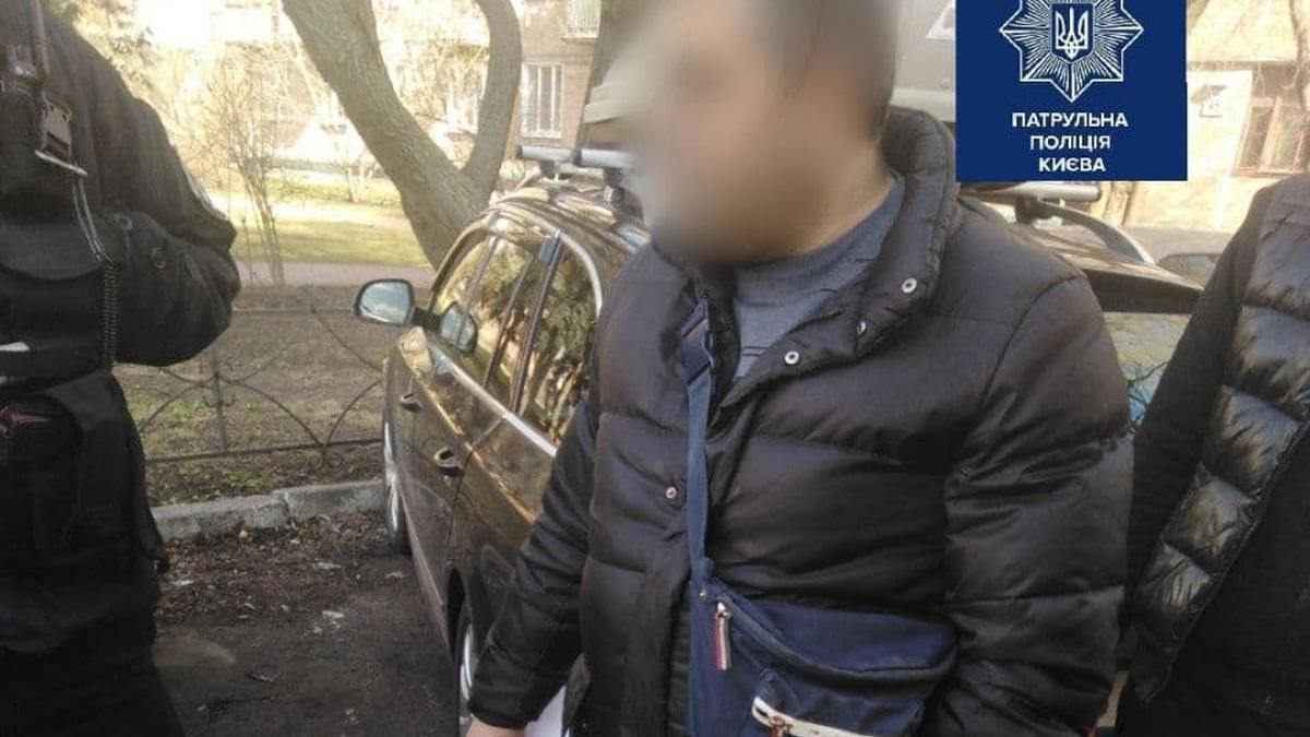 У Києві на АЗС чоловік плюнув у касирку через зауваження про маску У Києві на АЗС чоловік плюнув у касирку через зауваження про маску