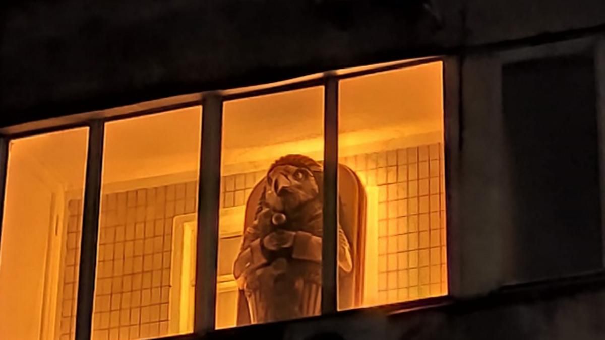 У Києві помітили балкон із саркофагом бога Ра У Києві помітили балкон із саркофагом бога Ра