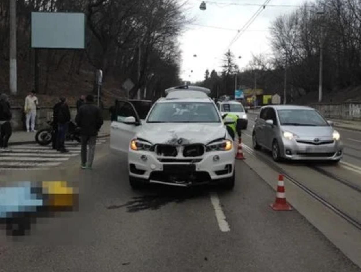 У Львові водій BMW X5 на смерть збив 58-річну кур'єрку Glovo: фото