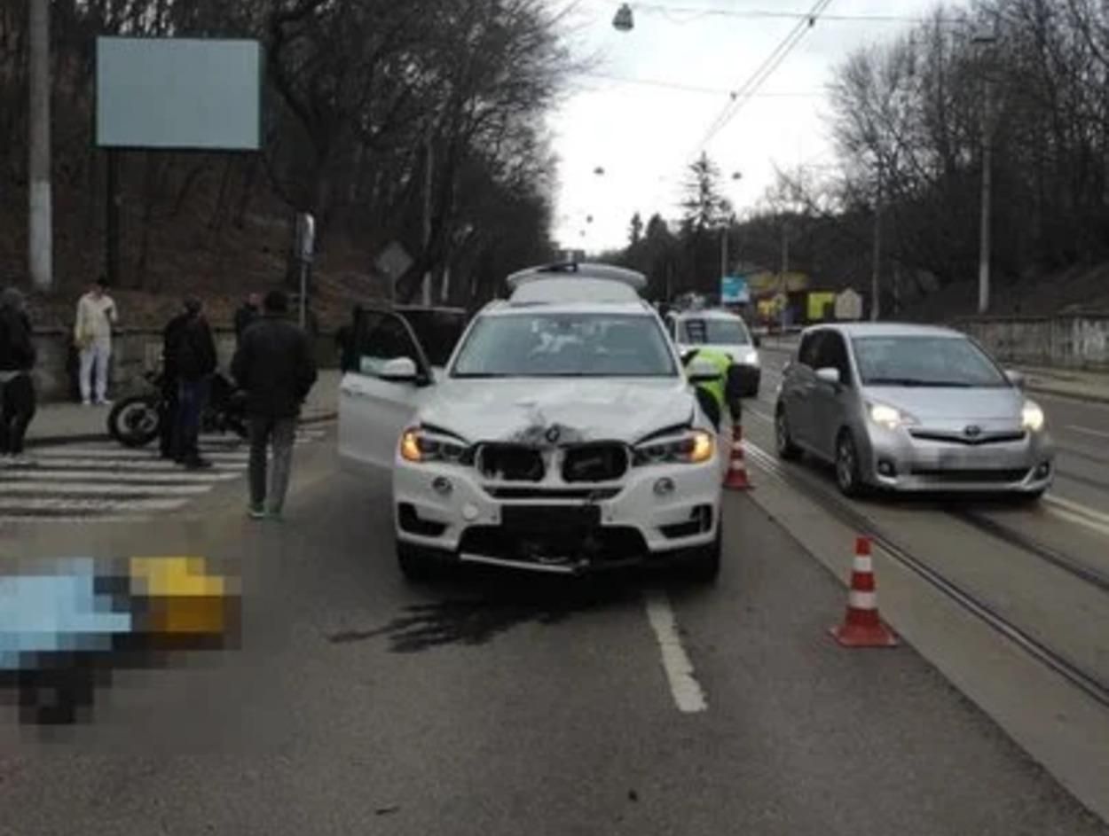 Во Львове водитель BMW X5 насмерть сбил 58-летнюю курьерку Glovo: фото