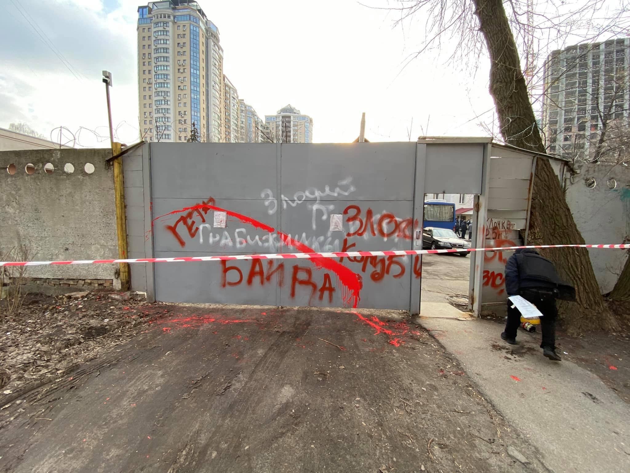 Київблагоустрій закидали зеленкою: залякують керівництво й працівників