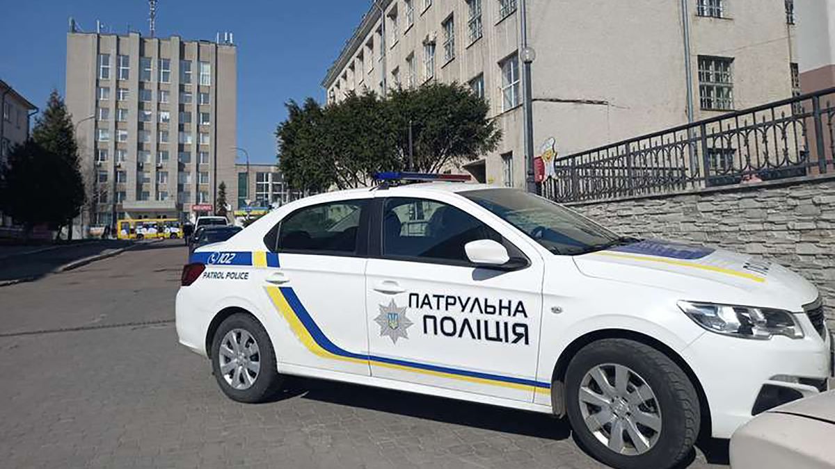 У Луцьку через сумку з ковбасою викликали поліцію в університет У Луцьку через сумку з ковбасою викликали поліцію в університет