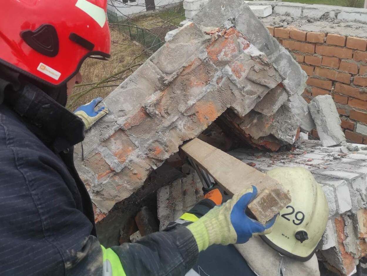 На Львівщині під час роботи на чоловіка впала стіна: він загинув на місці – фото
