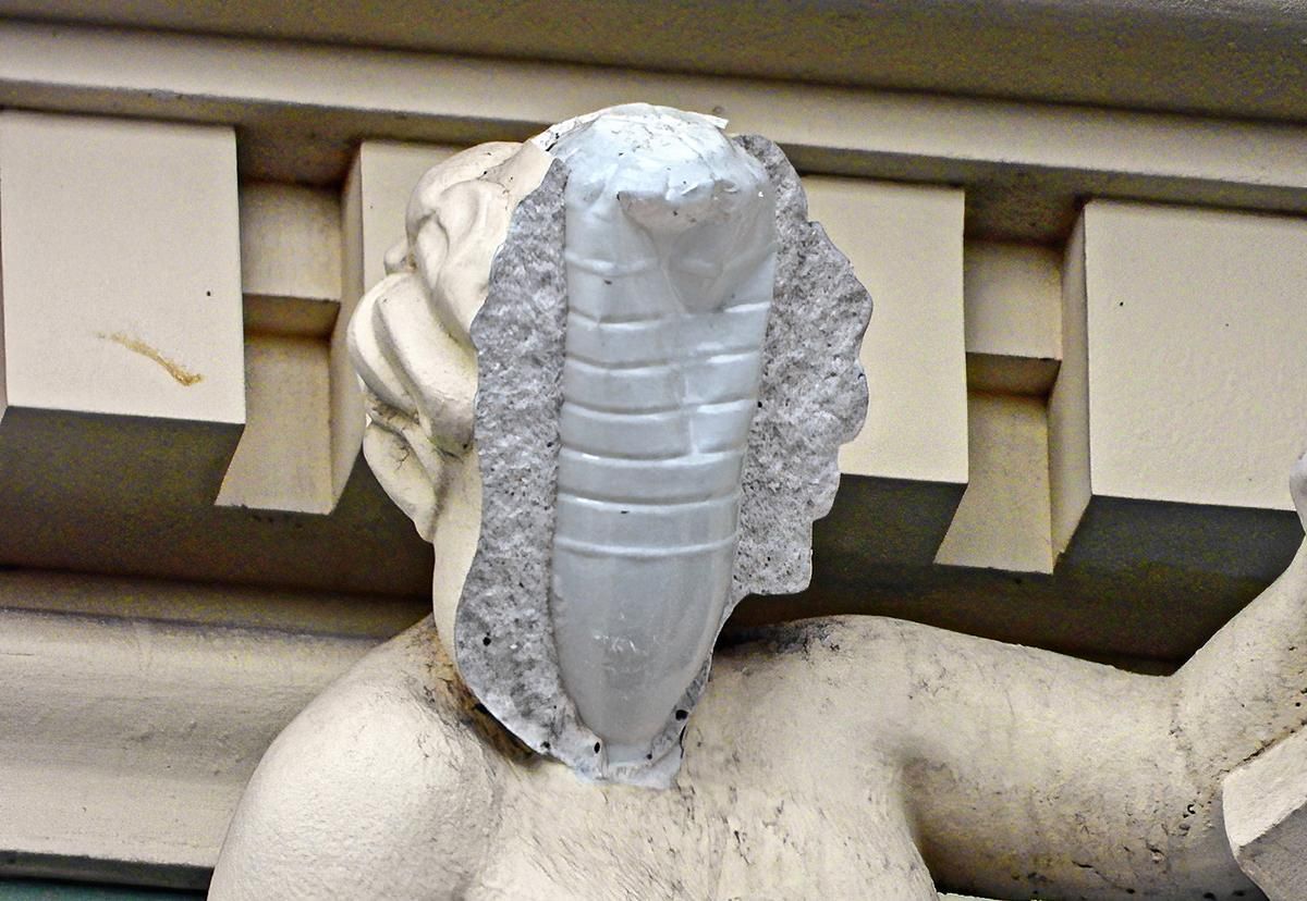 У скульптури на будинку Русових замість каркасу – пластикова пляшка У скульптури на будинку Русових замість каркасу – пластикова пляшка