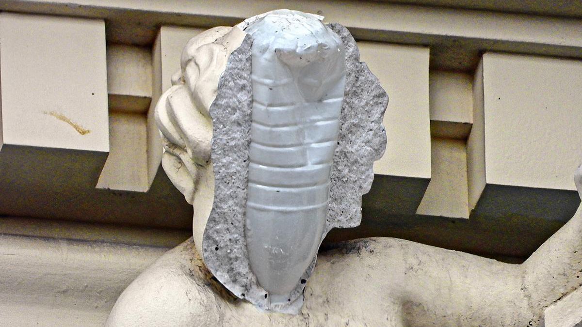 У скульптури на будинку Русових замість каркасу – пластикова пляшка