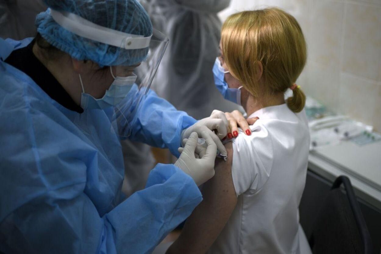 Во Львове начинают вакцинацию учителей, водителей и работников коммунальных предприятий 