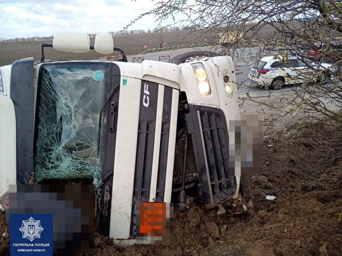 Под Киевом возле Броваров перевернулась фура с кислородом - фото Под Киевом возле Броваров перевернулась фура с кислородом - фото
