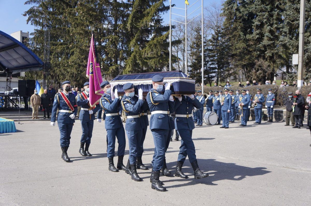 На Харьковщине попрощались с военным, который погиб вблизи Золотого