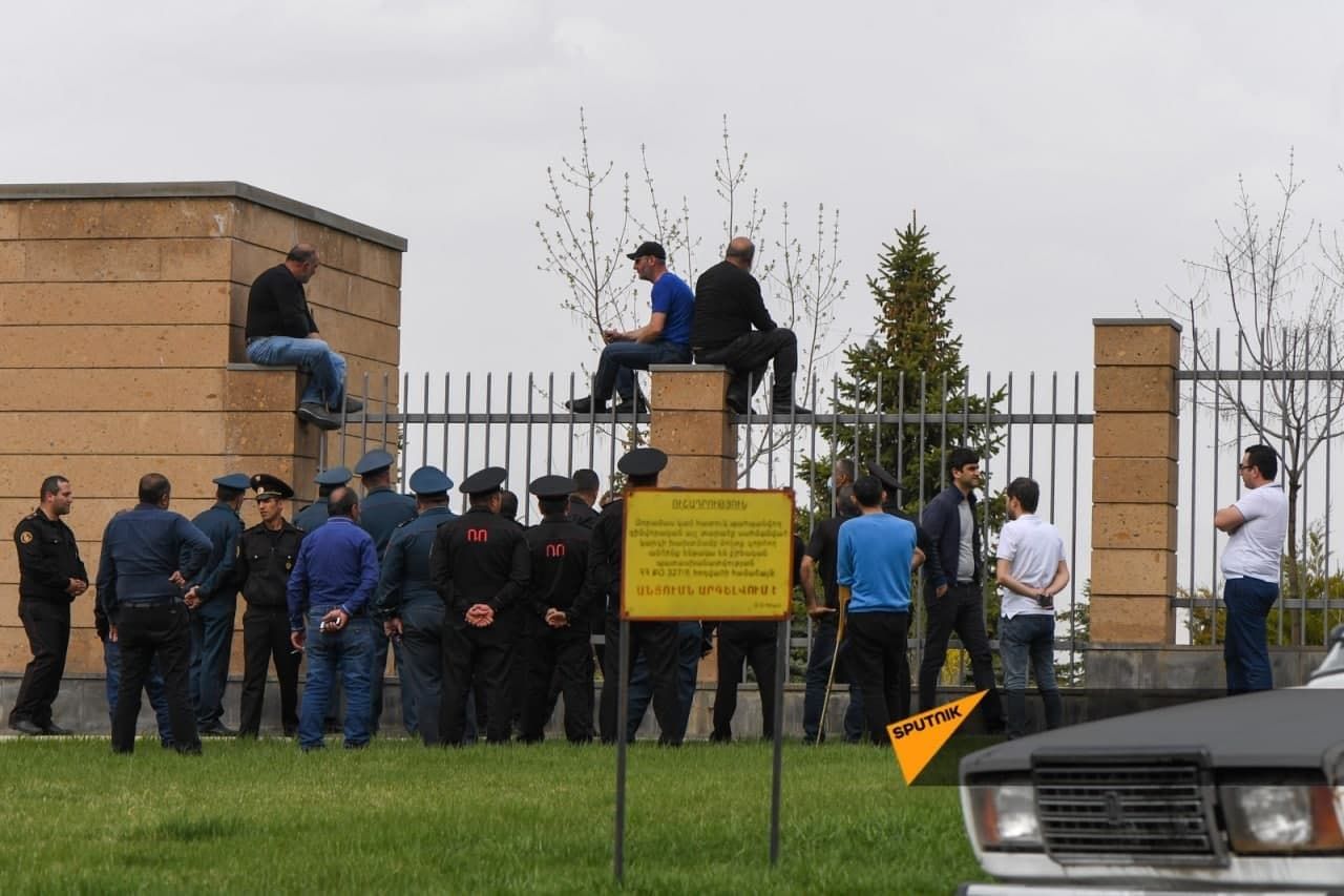 В Армении родственники пропавших солдат заблокировали минобороны В Армении родственники пропавших солдат заблокировали минобороны