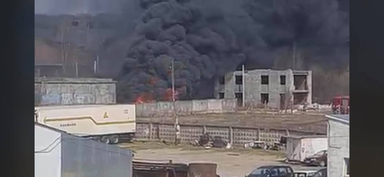 Величезні хмари чорного диму: у Львові трапилась масштабна пожежа – фото і відео Величезні хмари чорного диму: у Львові трапилась масштабна пожежа – фото і відео