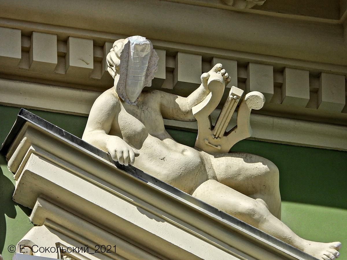 Труханов комментировал бутылку в скульптуре на доме Русовых в Одессе Труханов комментировал бутылку в скульптуре на доме Русовых в Одессе